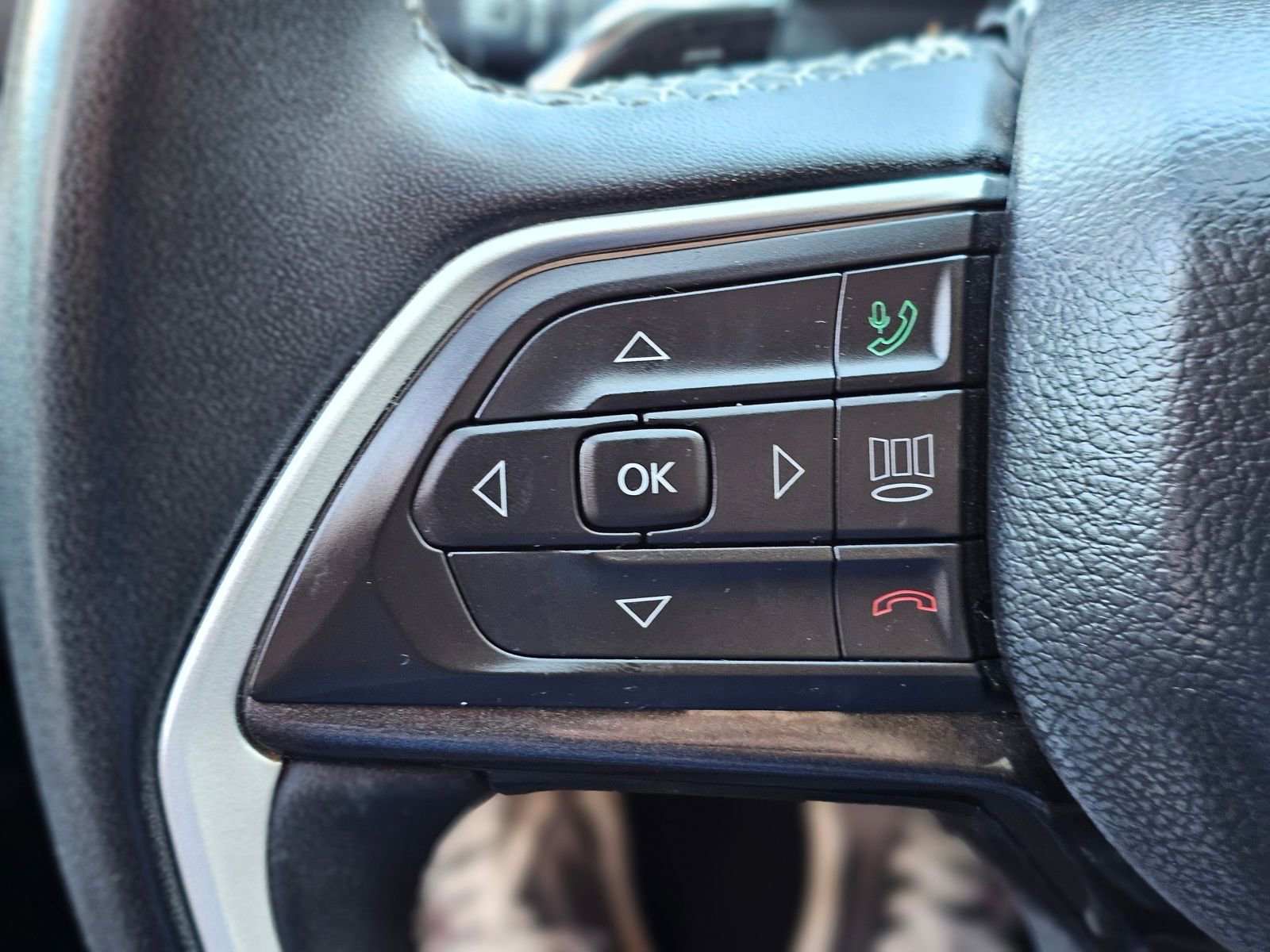 Used 2023 Jeep Grand Cherokee Laredo image 16