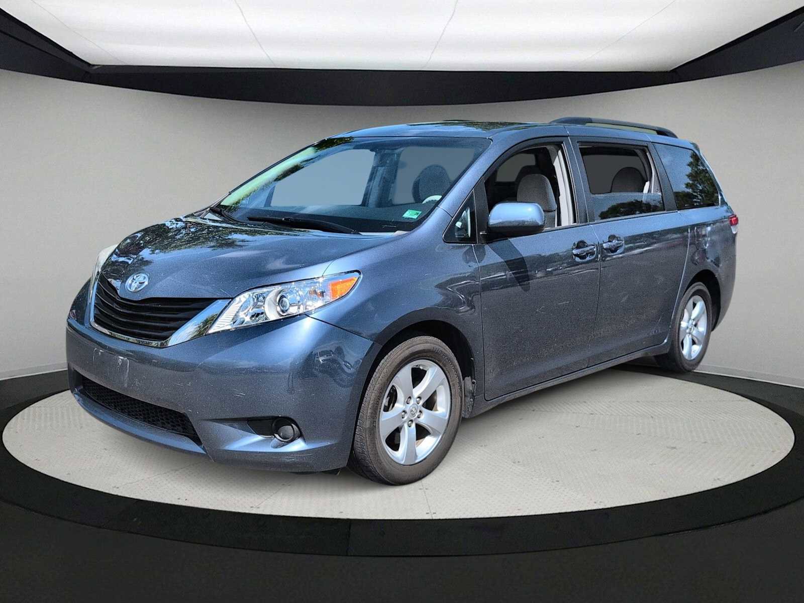 Used 2014 Toyota Sienna LE image 4