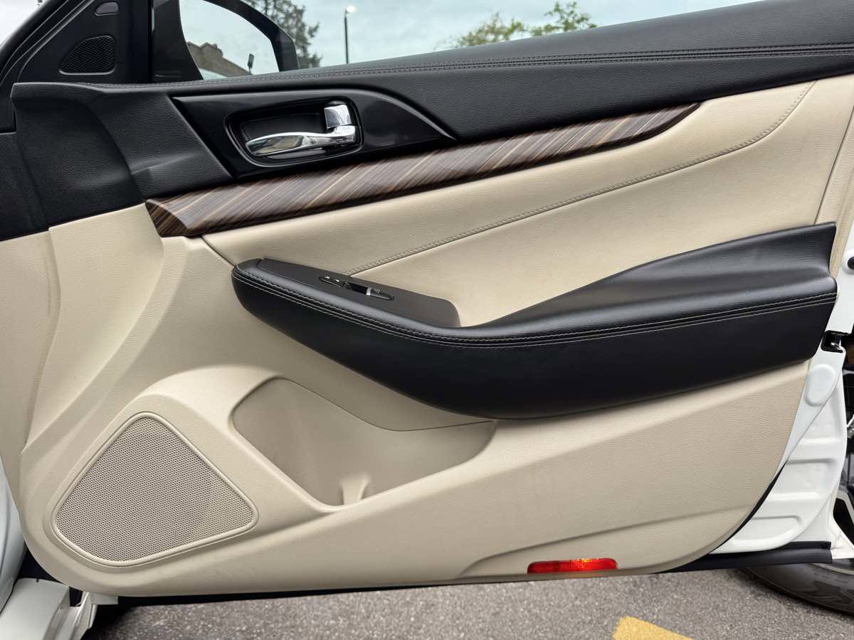 Used 2016 Nissan Maxima Platinum w/ Interior Lighting Package FWD image 33
