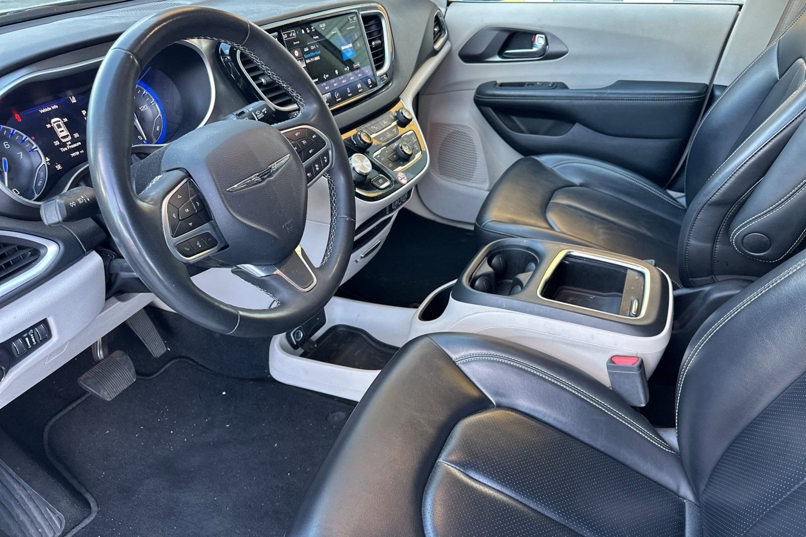 Used 2023 Chrysler Pacifica Touring-L image 11