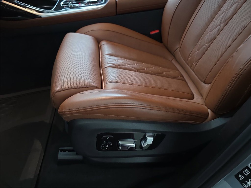 Used 2025 BMW X7 M60i w/ Executive Package image 30