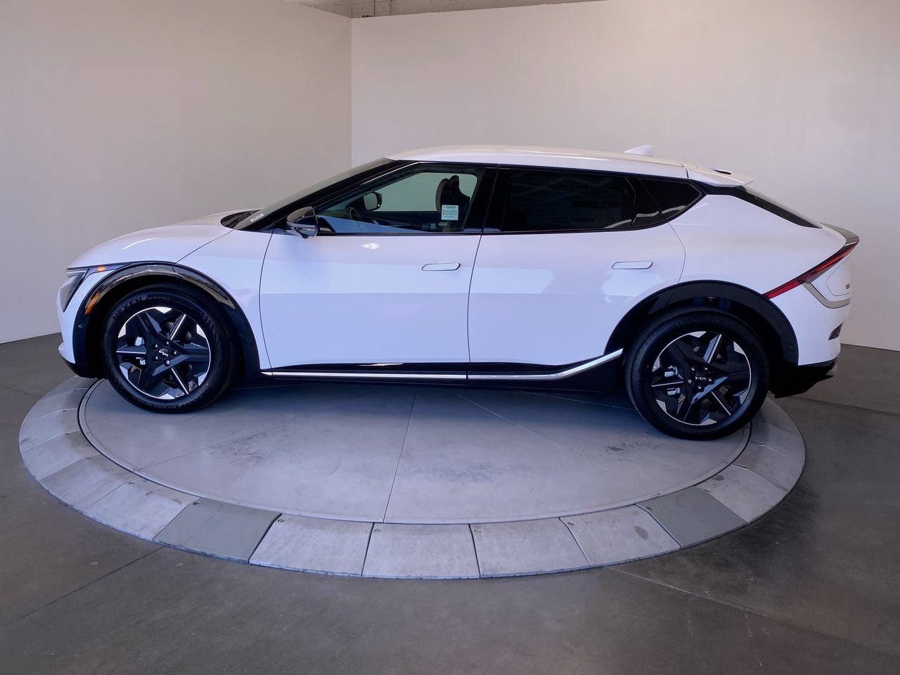 New 2026 Kia EV6 Wind RWD image 2
