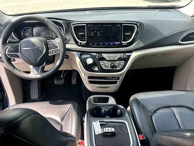 Used 2023 Chrysler Pacifica Touring-L FWD image 16