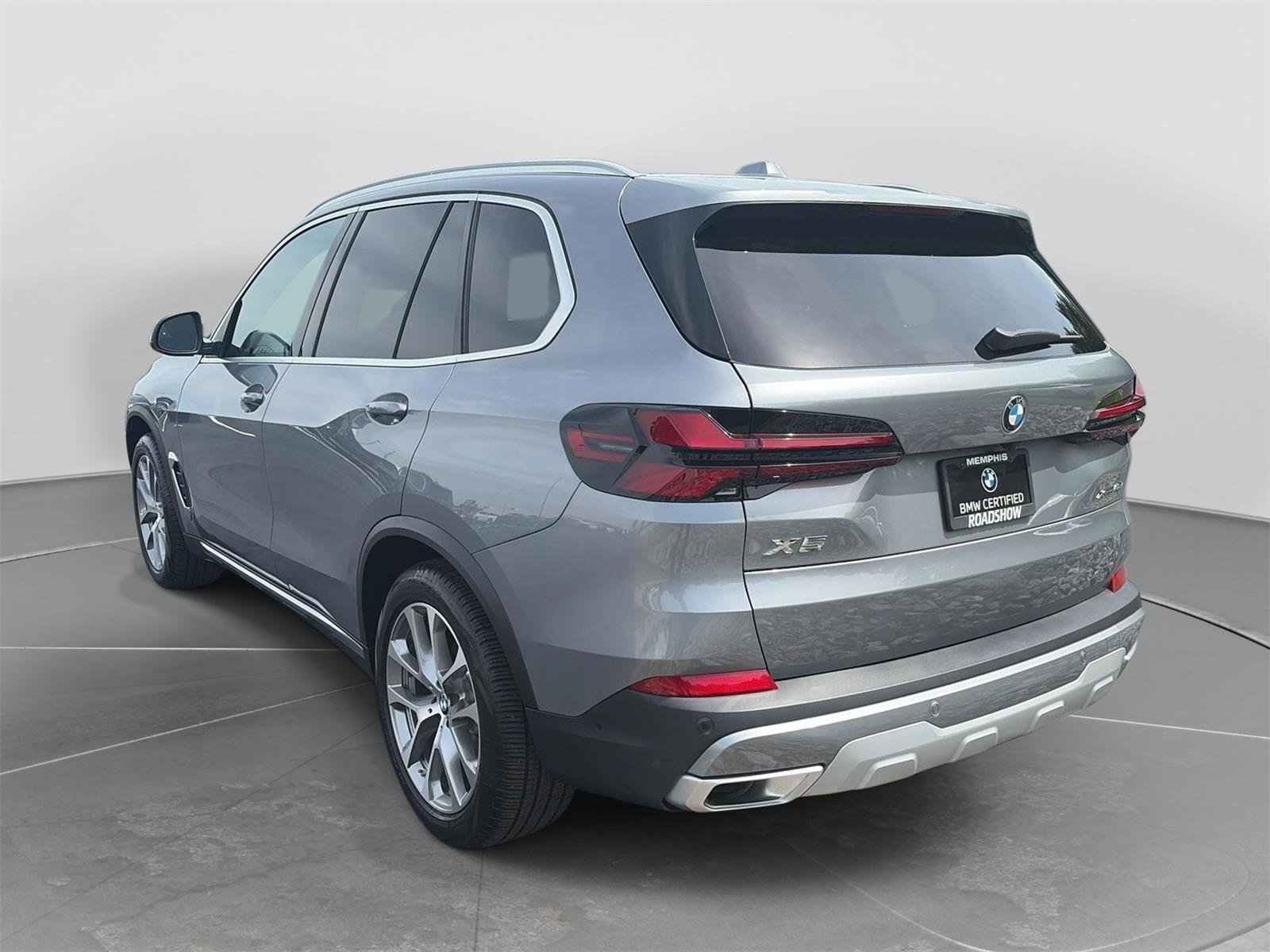 Certified 2024 BMW X5 xDrive40i w/ Parking Assistance Package AWD/4WD image 3