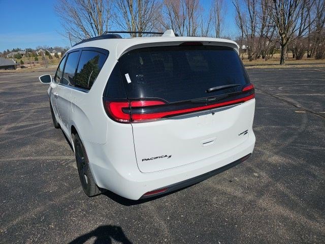 Used 2021 Chrysler Pacifica Limited w/ Uconnect Theater Family Group image 3