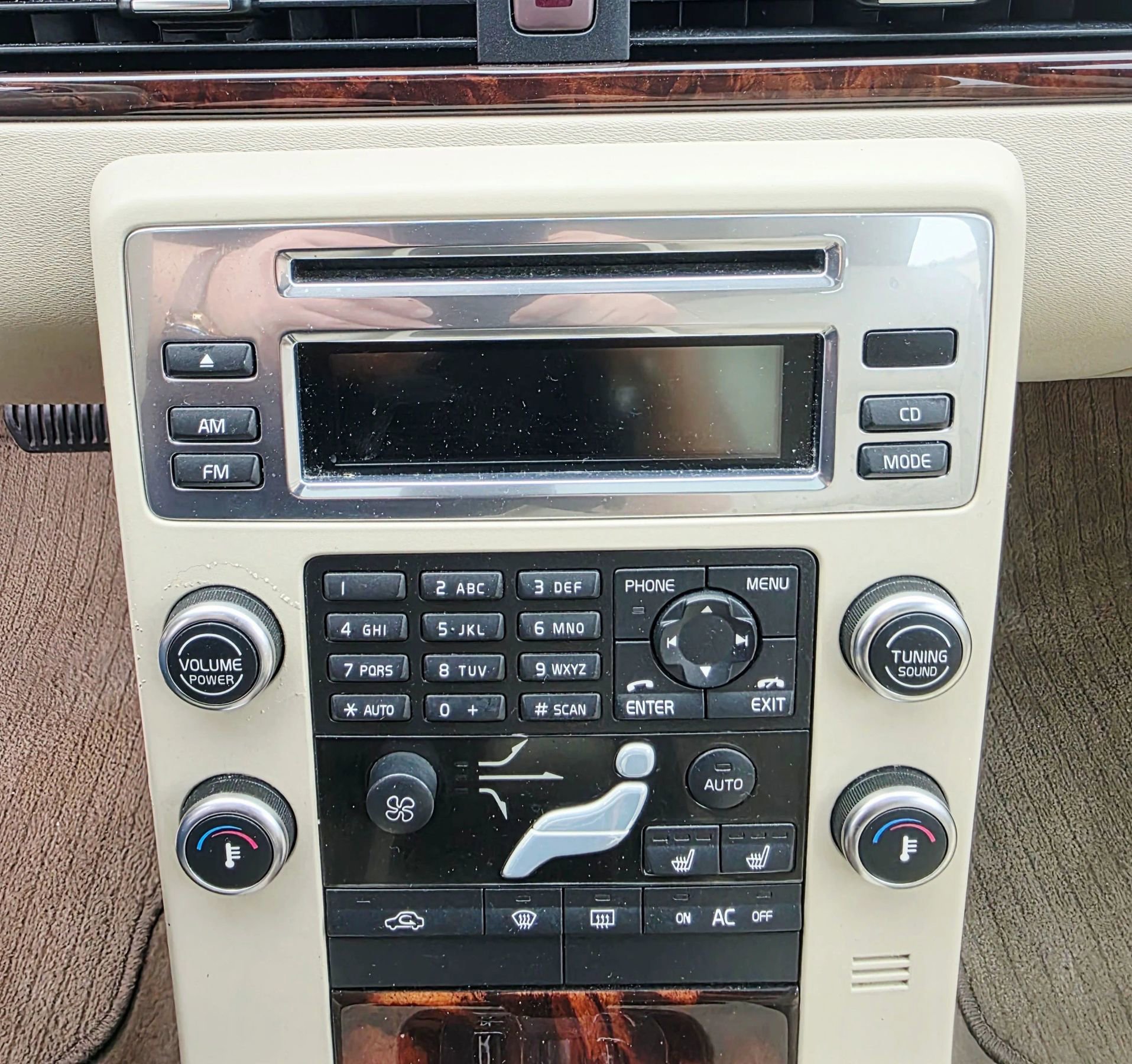 Used 2009 Volvo V70 FWD image 23