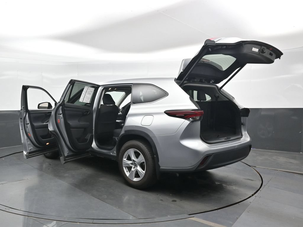 Used 2024 Toyota Highlander LE AWD/4WD image 48
