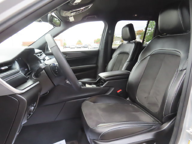 Used 2023 Jeep Grand Cherokee Altitude AWD/4WD image 20