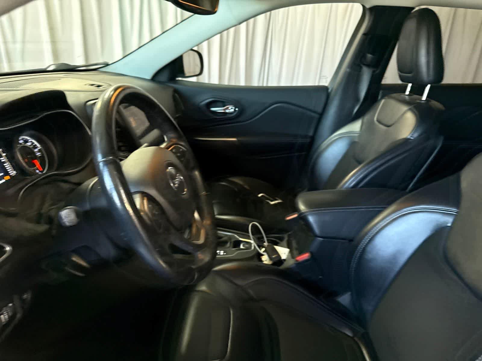 Used 2019 Jeep Cherokee Latitude Plus w/ Comfort/Convenience Group FWD image 21