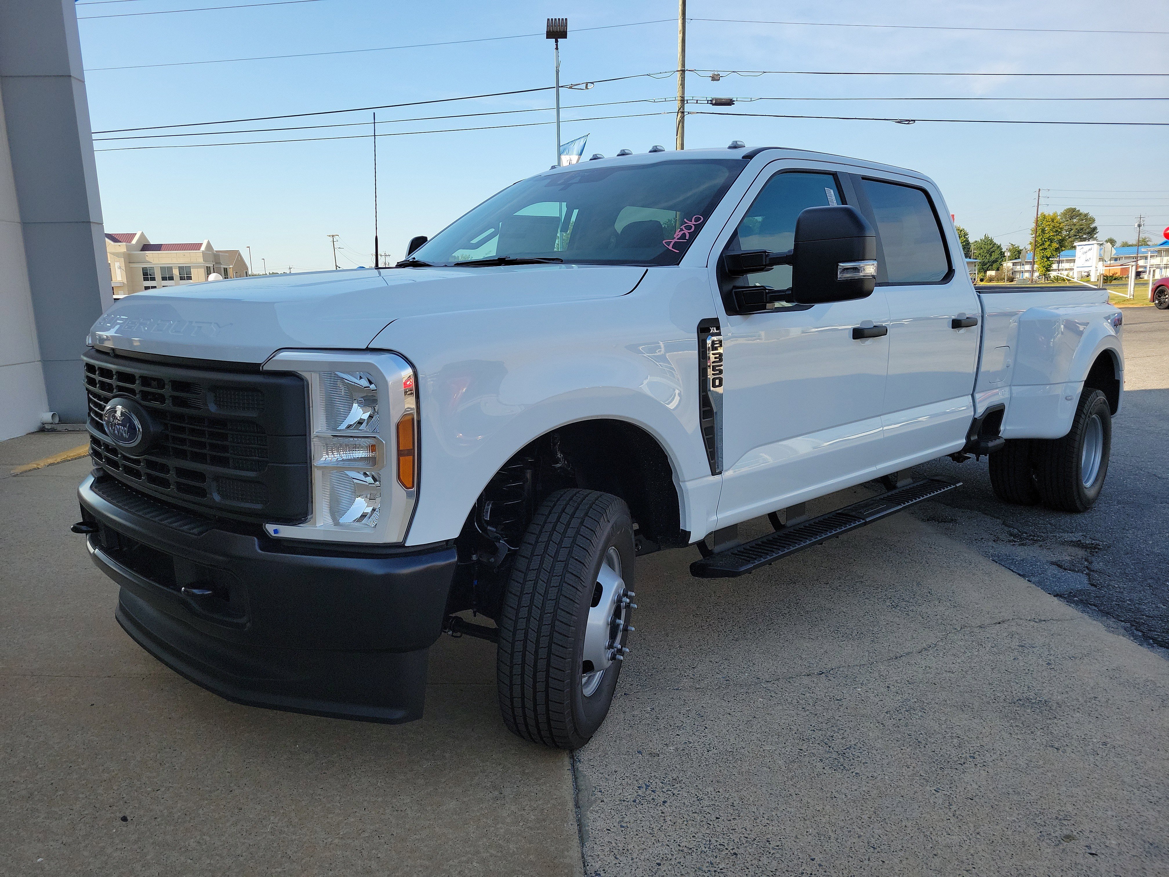 New 2026 Ford F350 4x4 Crew Cab DRW Super Duty image 3