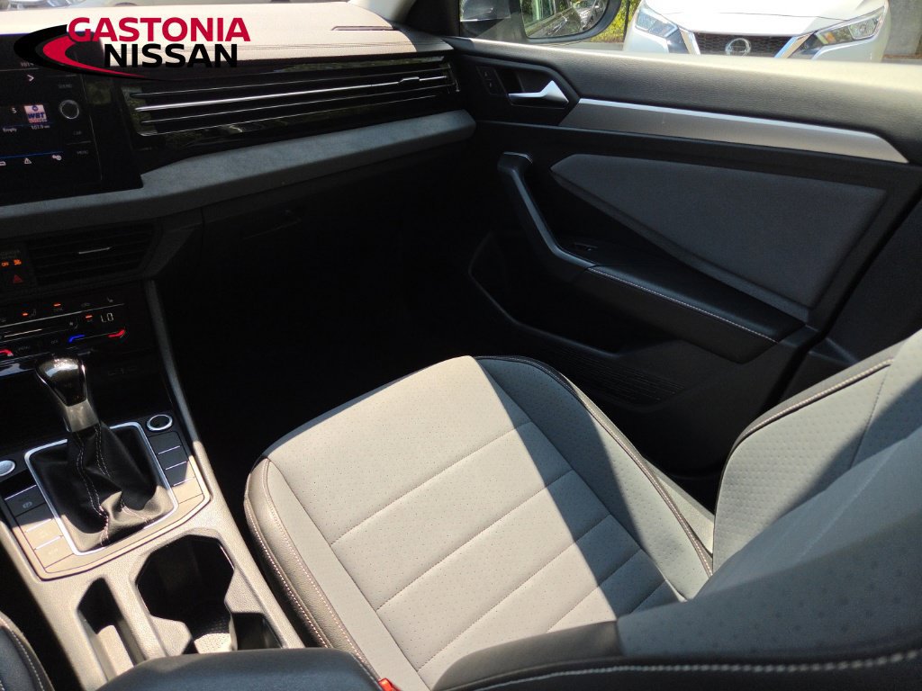 Used 2025 Volkswagen Jetta SE FWD image 35