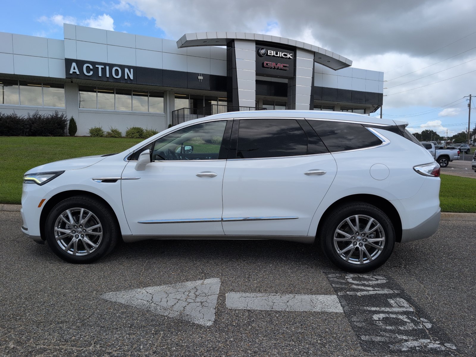 Used 2023 Buick Enclave Essence w/ Experience Buick Package FWD image 2