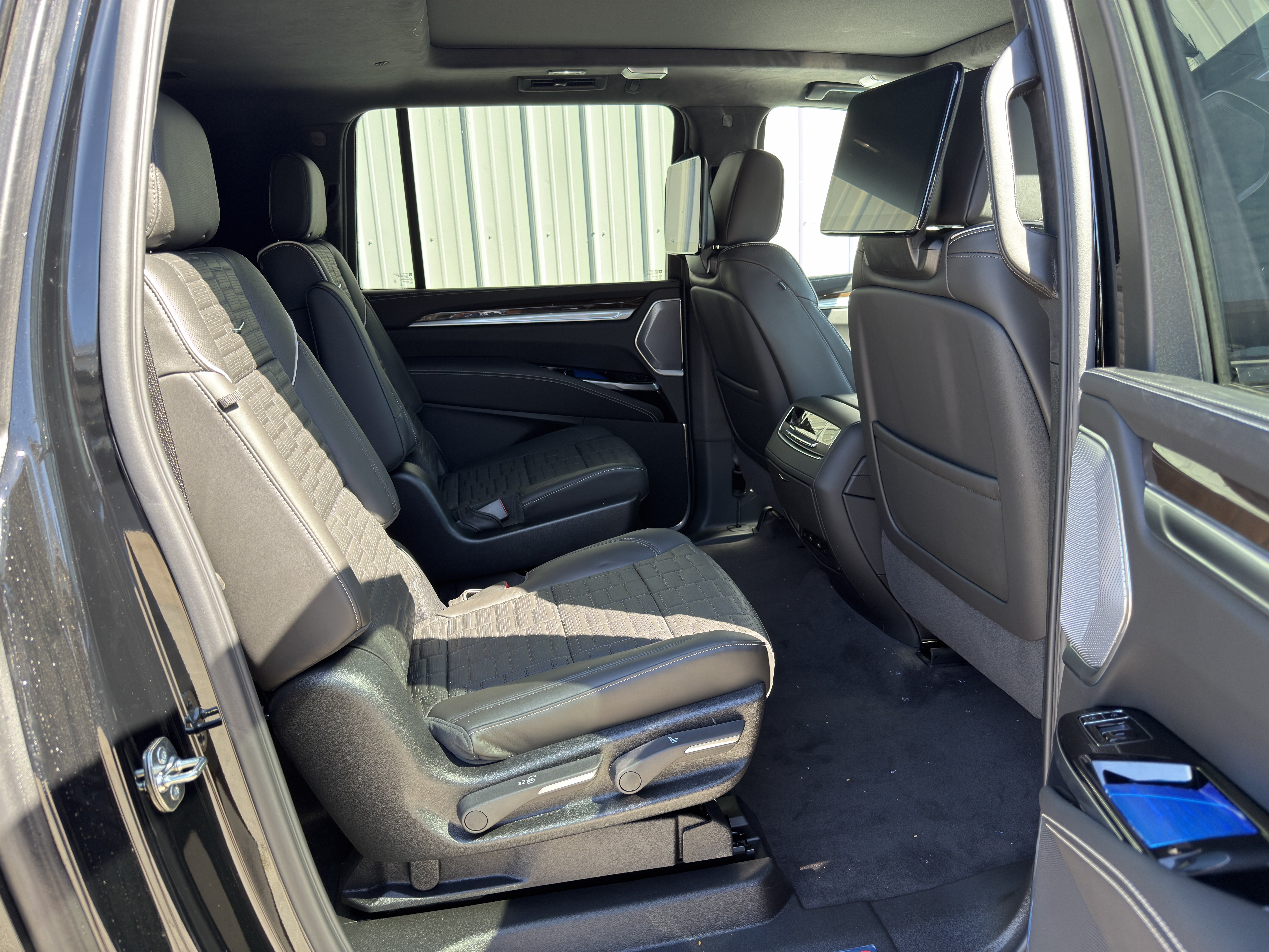 New 2026 Cadillac Escalade ESV Platinum Sport w/ LPO, ONYX Package AWD/4WD image 23