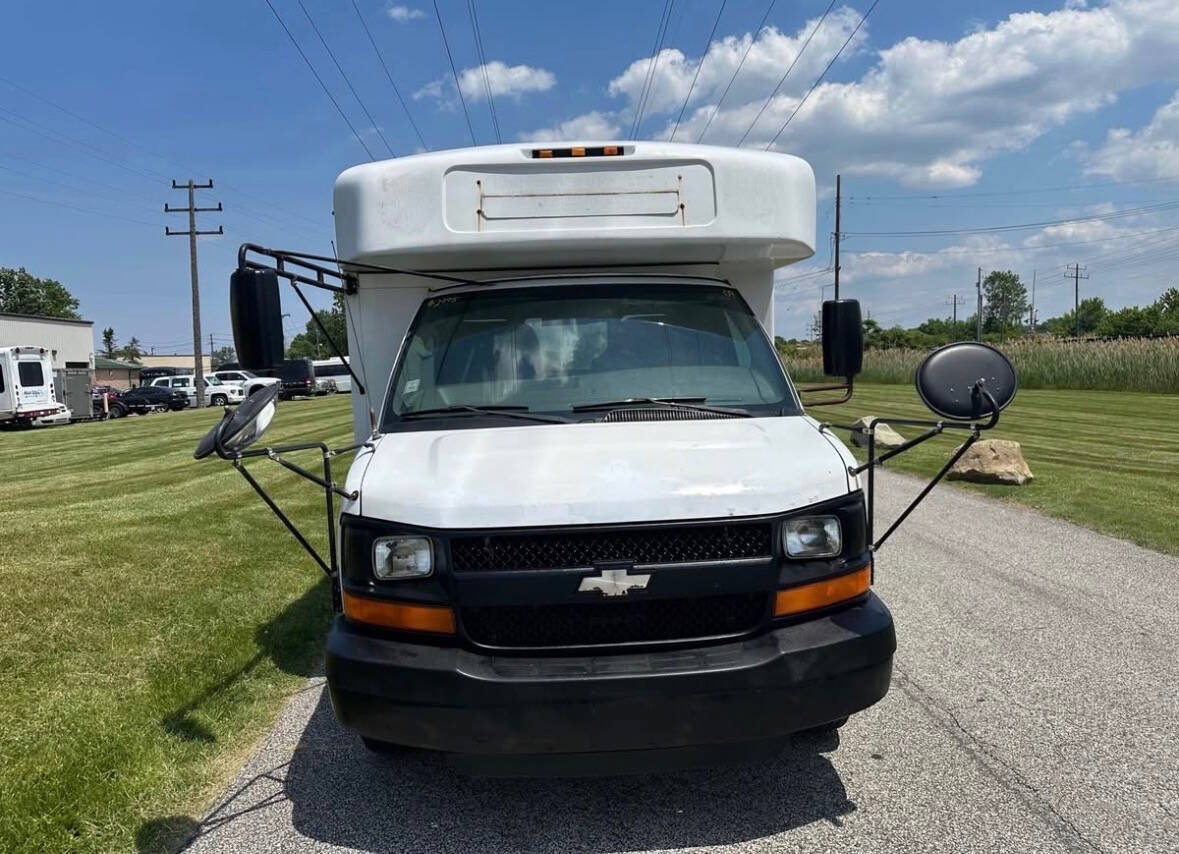 Used 2009 Chevrolet Express 3500 RWD image 2