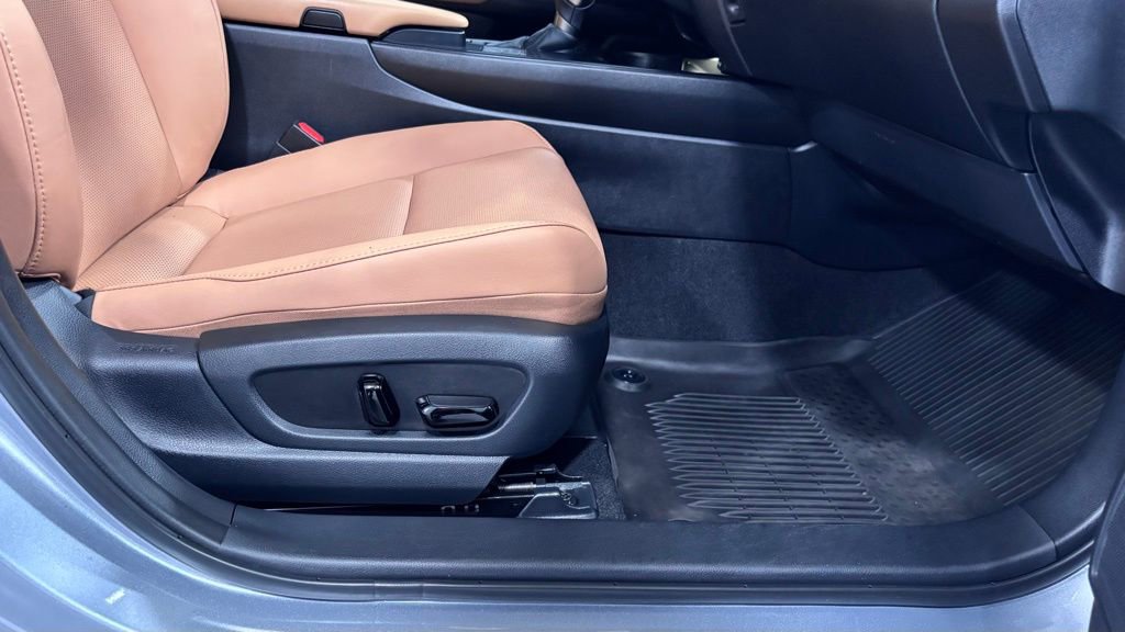 Used 2023 Lexus UX 250h AWD w/ Accessory Package (Z2) image 18