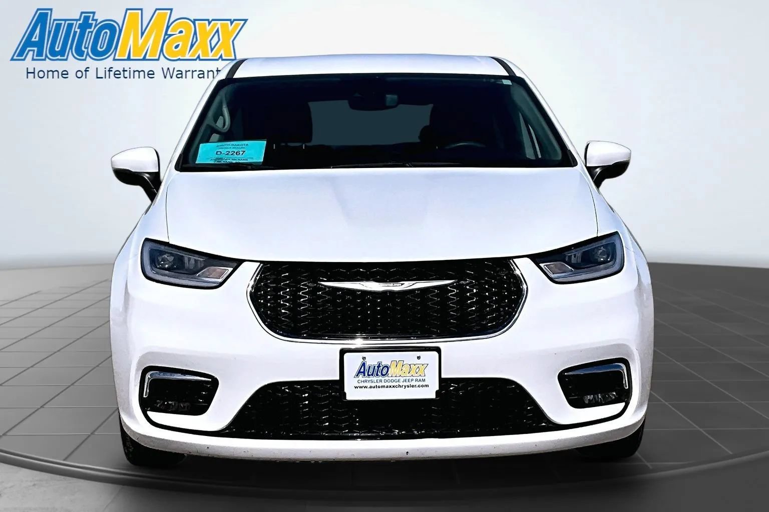 Used 2023 Chrysler Pacifica Touring-L FWD image 2