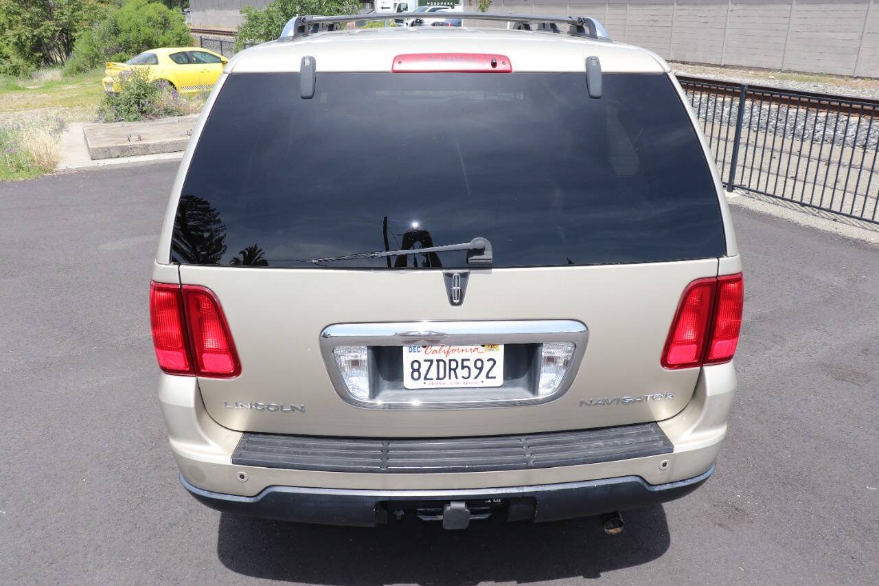 Used 2006 Lincoln Navigator Luxury RWD image 7