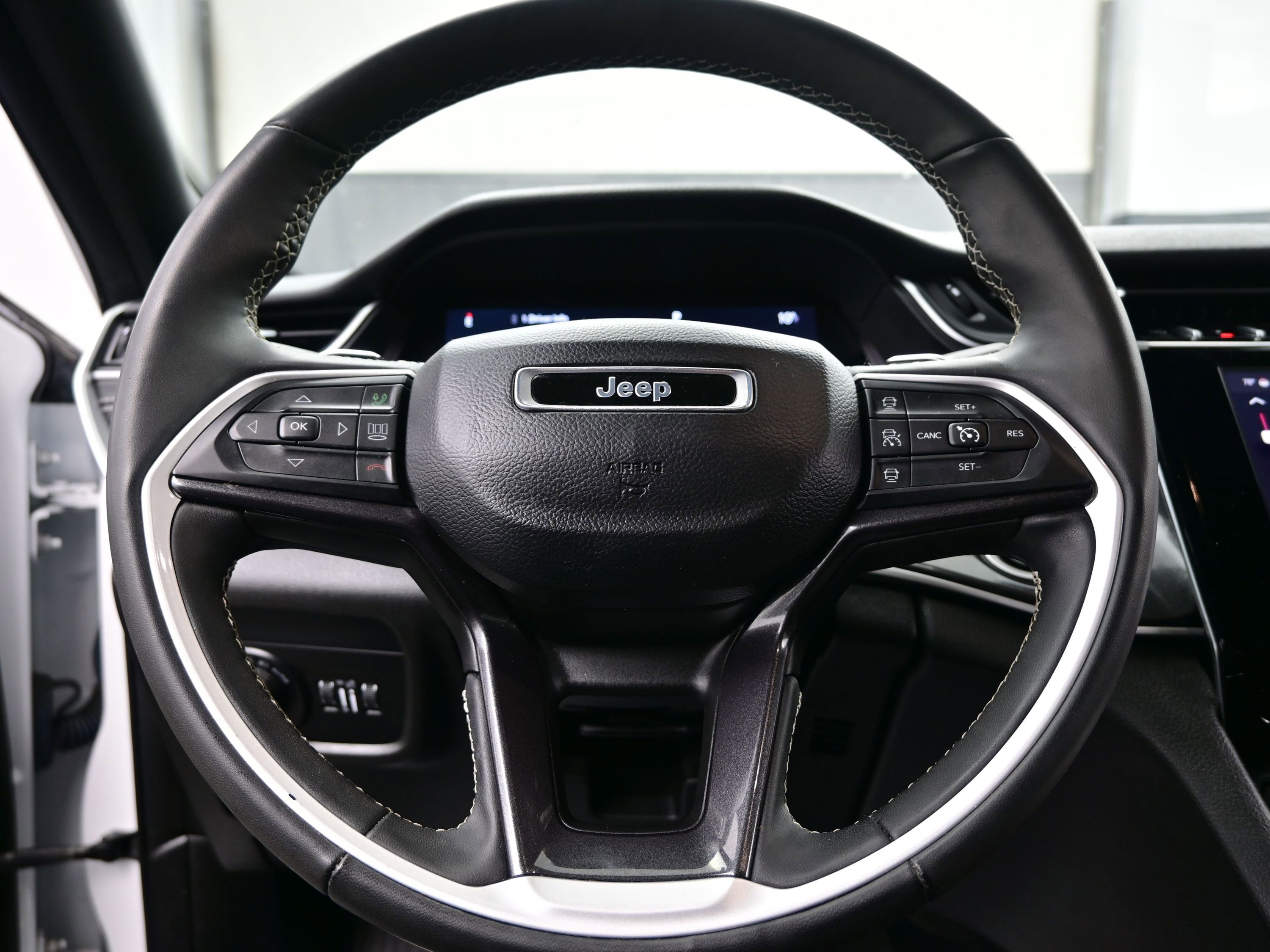 Used 2023 Jeep Grand Cherokee L Laredo image 24