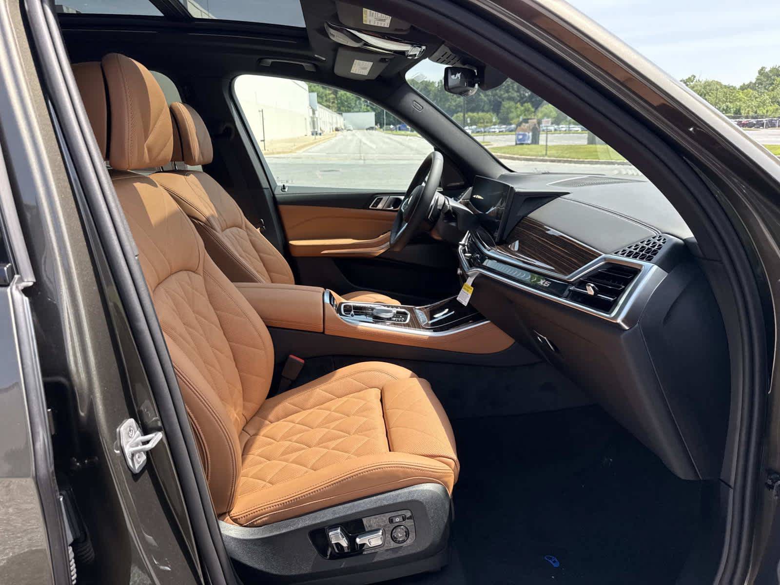 New 2026 BMW X5 xDrive50e w/ M Sport Package AWD/4WD image 16