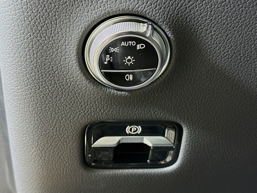 Used 2025 Mercedes-Benz GLC 350e 4MATIC image 10