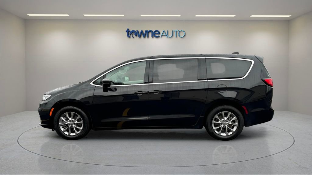 Certified 2023 Chrysler Pacifica Touring-L image 2