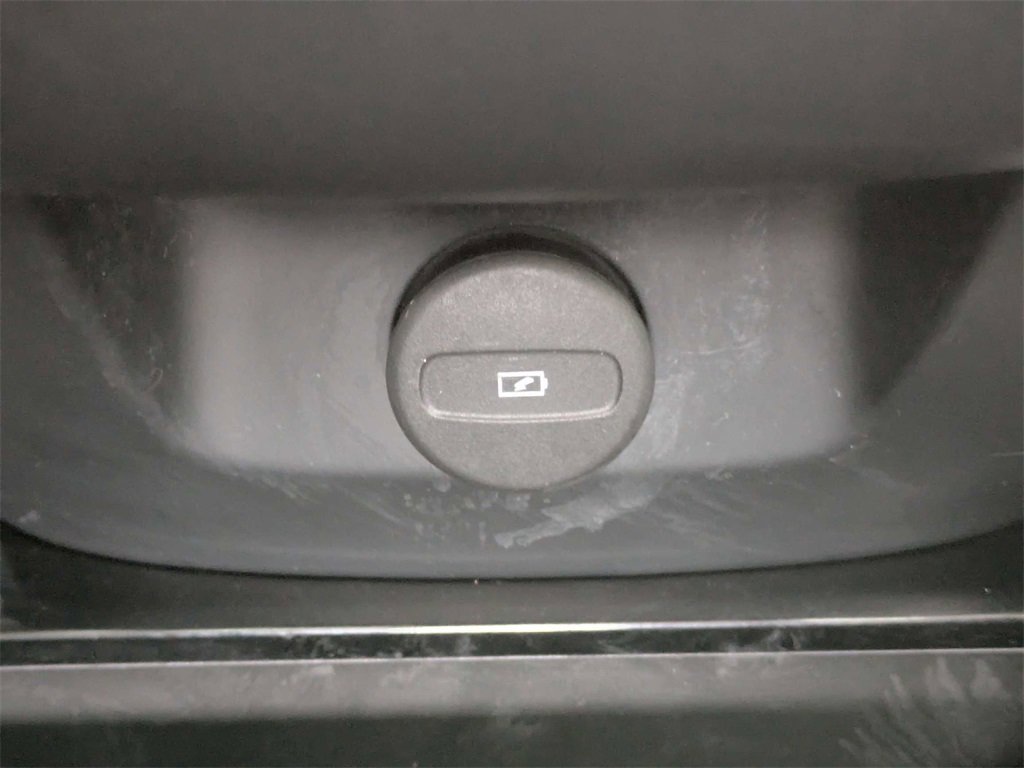 Used 2023 Volvo XC90 B6 Ultimate w/ Protection Package Premier image 18