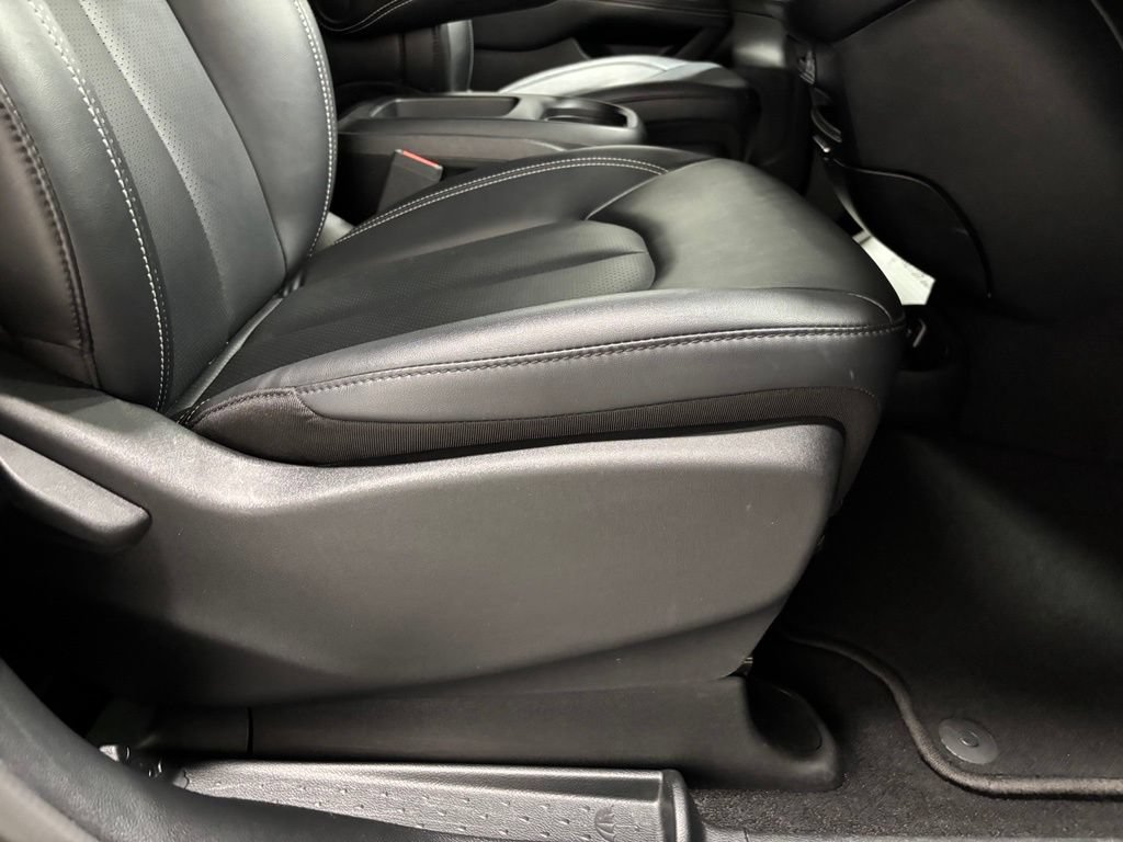 Used 2025 Chrysler Pacifica Select FWD image 55