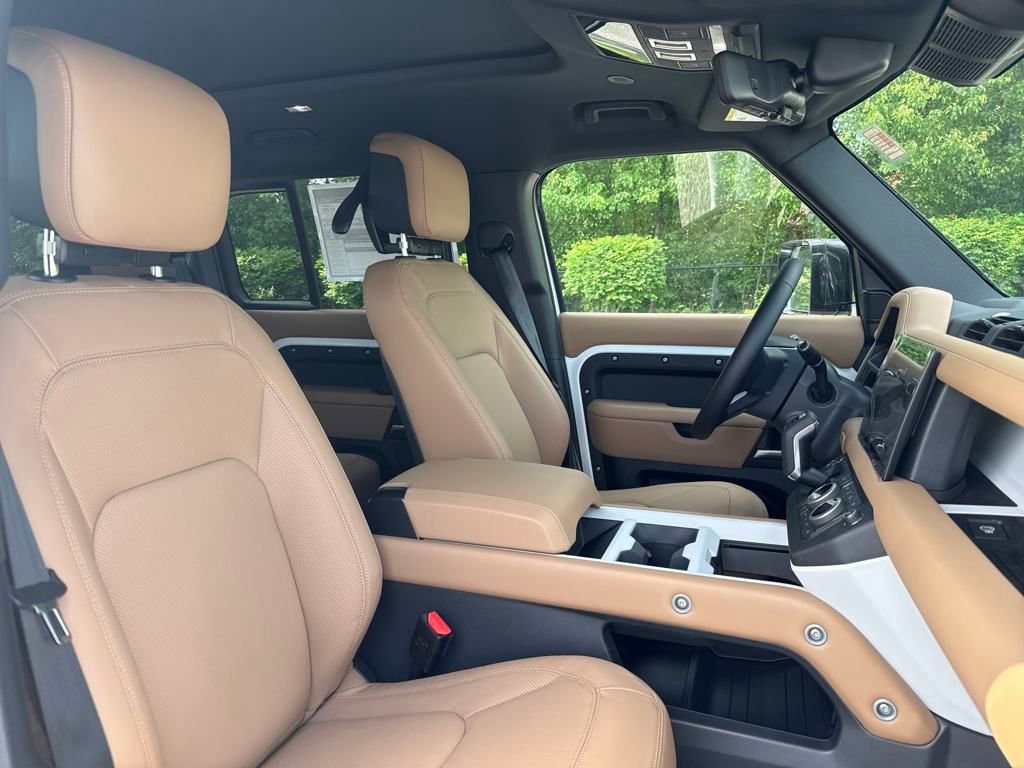 New 2025 Land Rover Defender 130 X-Dynamic SE image 17