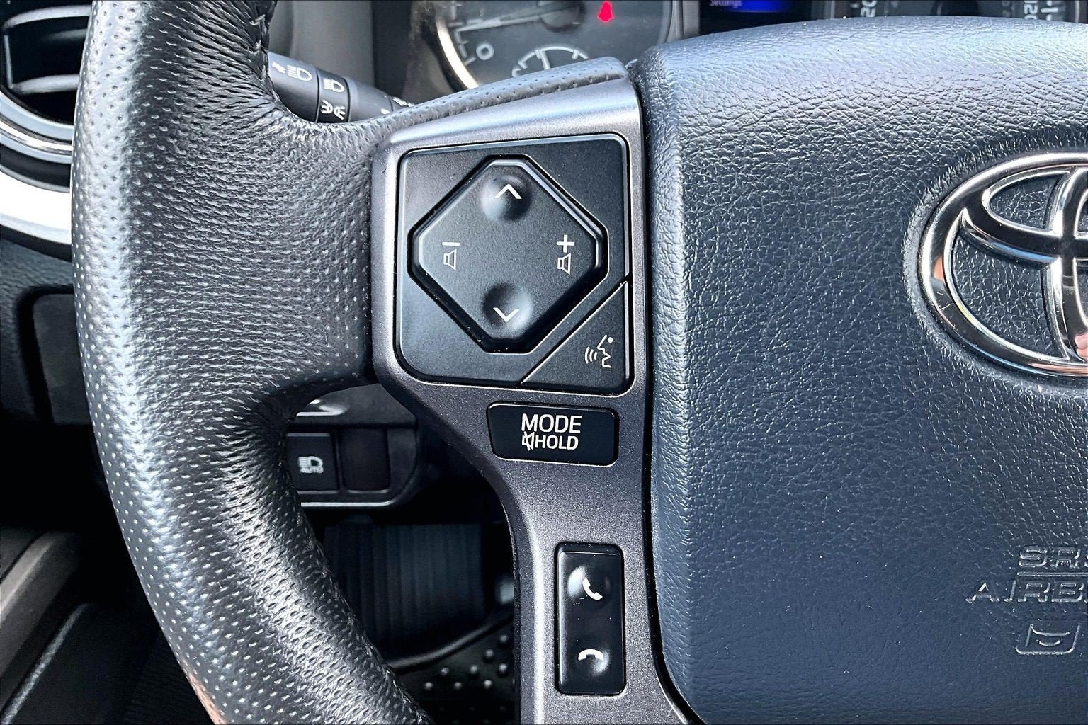 Used 2018 Toyota Tacoma TRD Sport AWD/4WD image 16