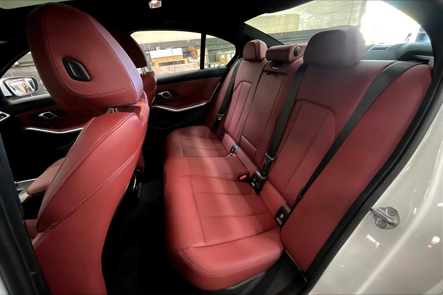 Used 2025 BMW 330i Sedan w/ Premium Package image 29