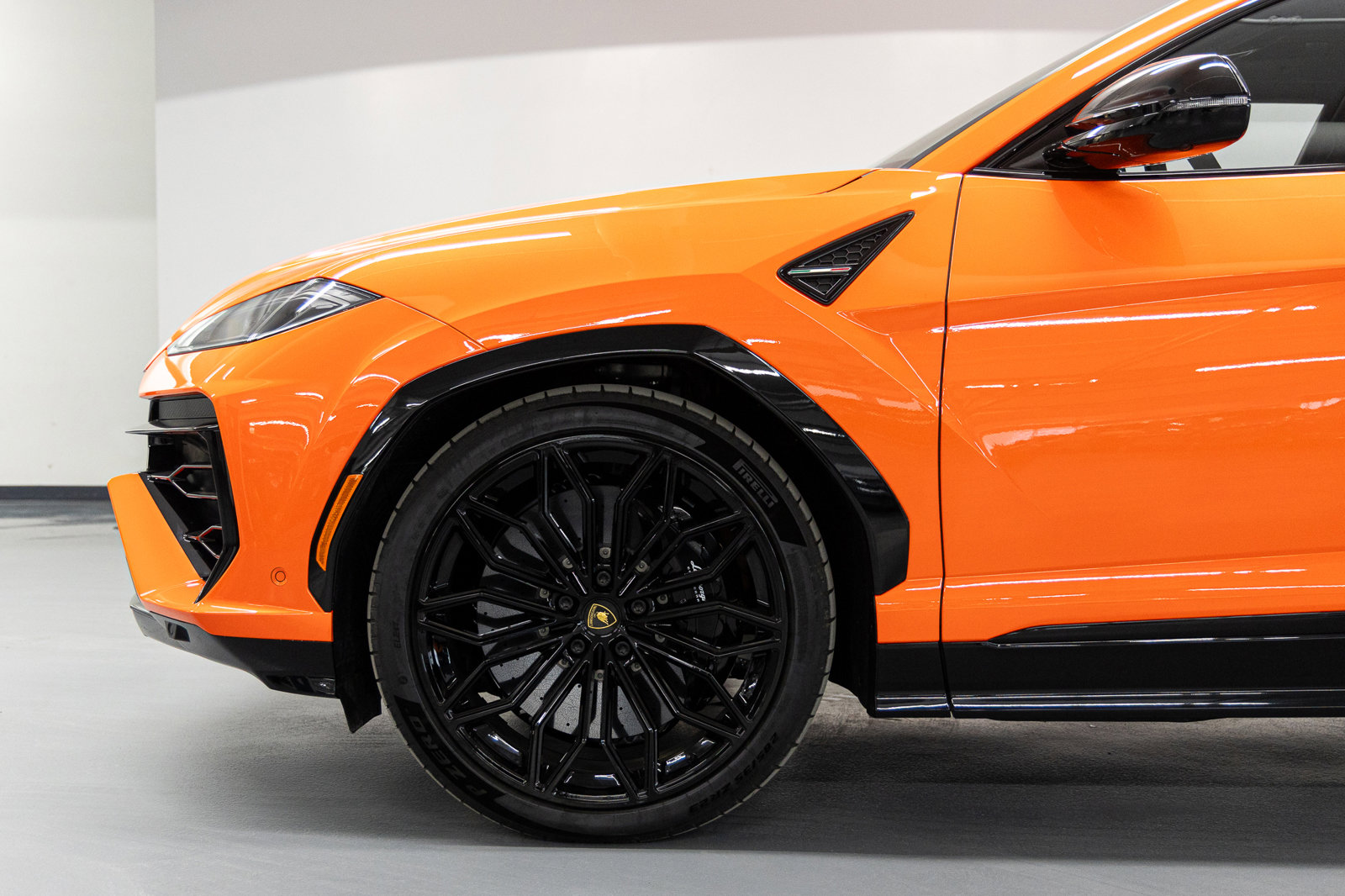 Used 2025 Lamborghini Urus SE image 4
