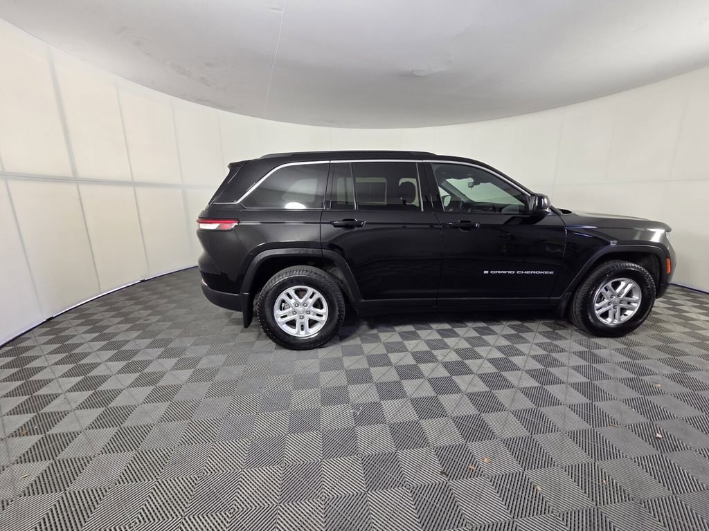 Certified 2025 Jeep Grand Cherokee Laredo w/ Luxury Tech Group I image 6