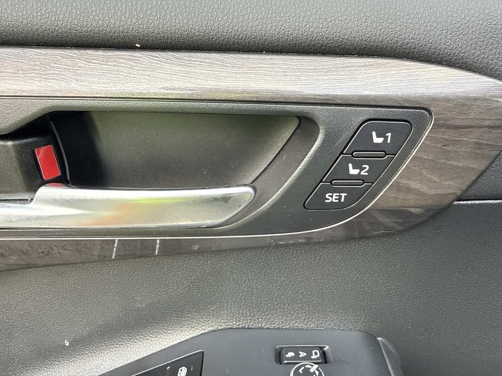 Used 2024 Toyota Highlander Limited AWD/4WD image 23