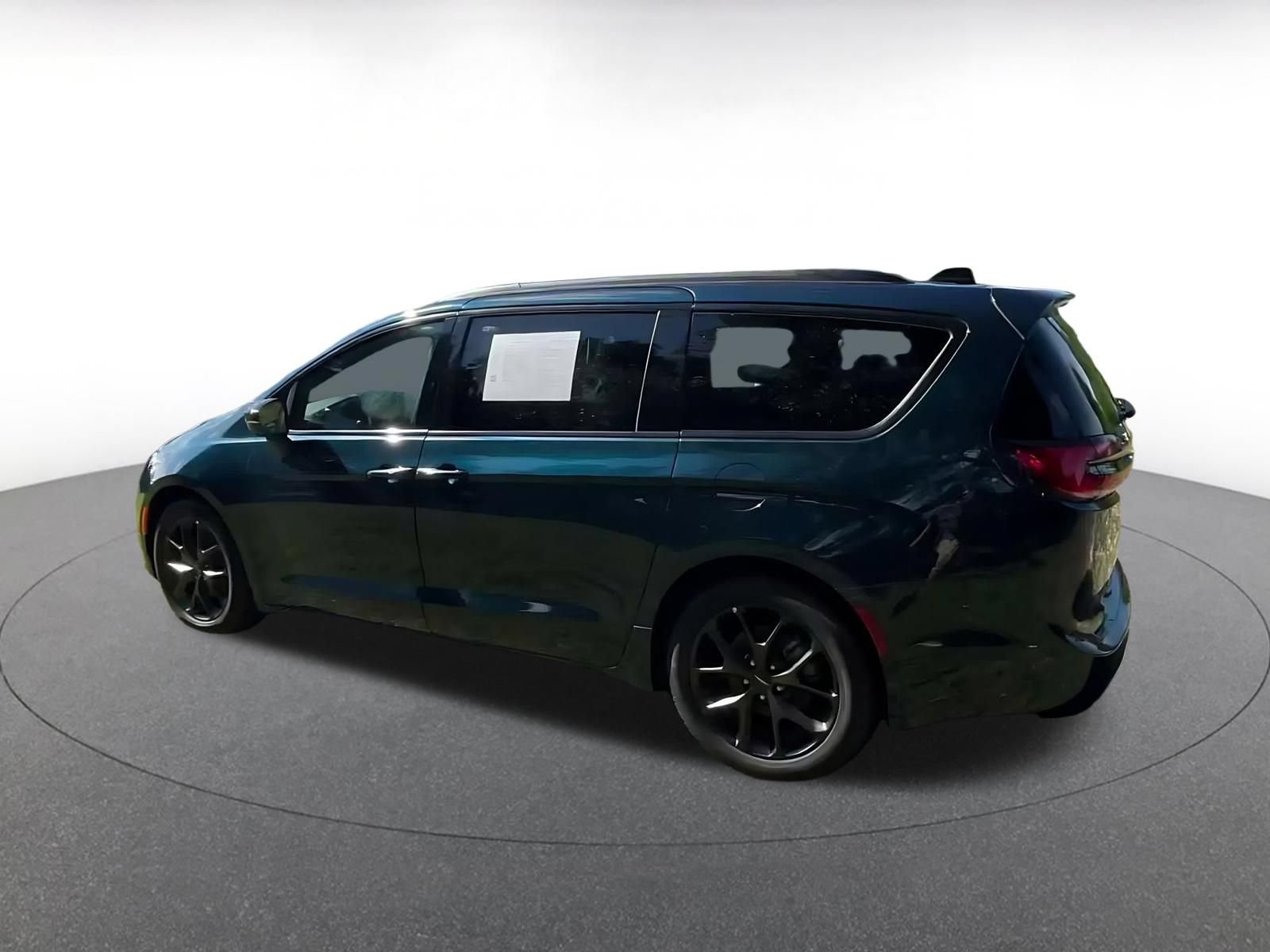 Used 2025 Chrysler Pacifica Limited FWD image 9