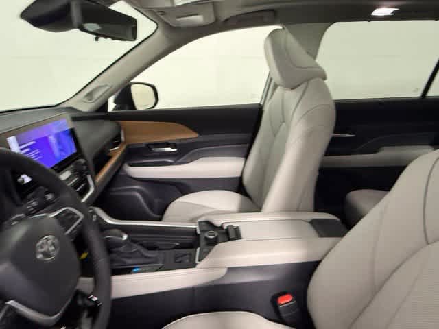 Used 2026 Toyota Grand Highlander AWD image 30