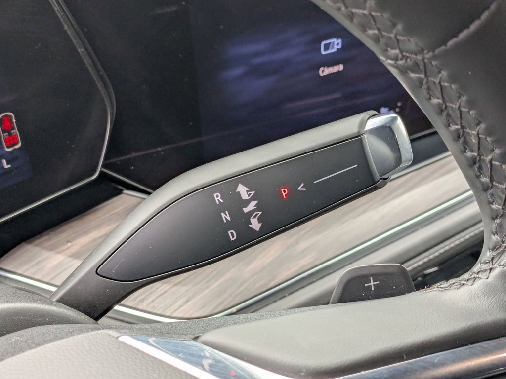 Used 2025 Chevrolet Suburban Z71 image 24