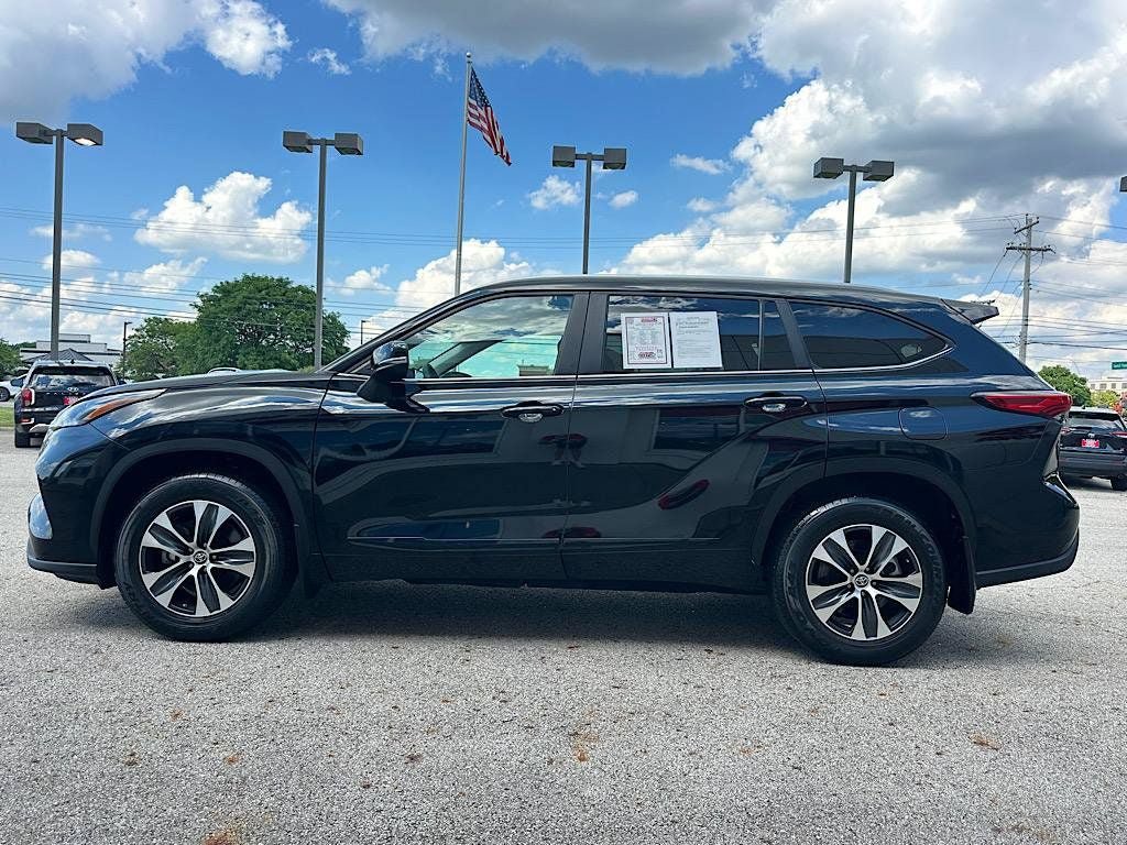 Certified 2023 Toyota Highlander XLE AWD/4WD image 2