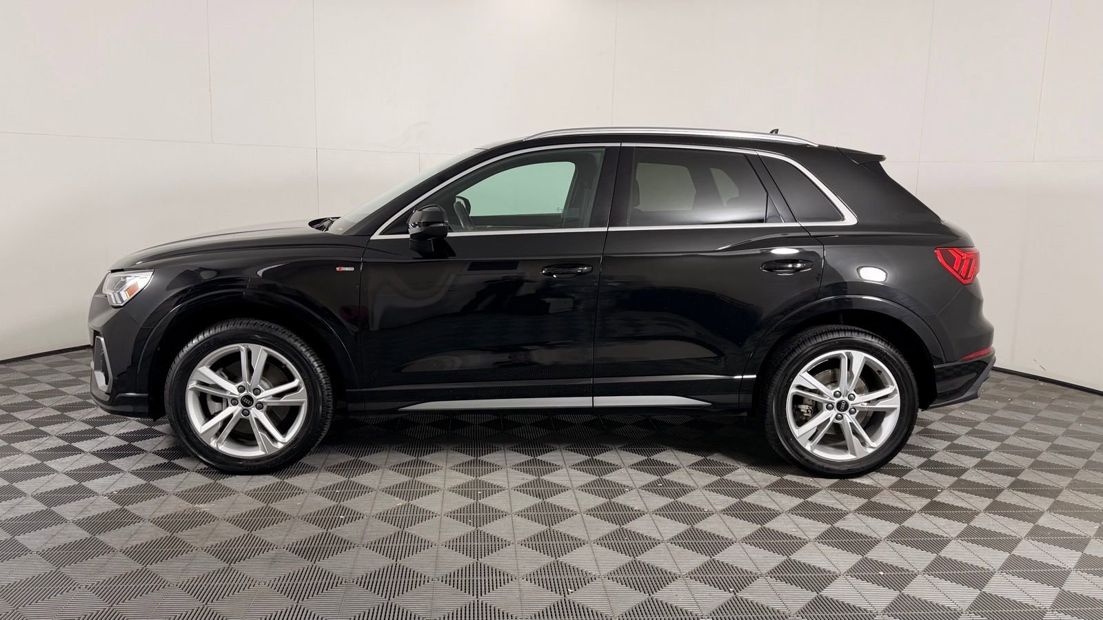 Certified 2023 Audi Q3 2.0T Premium w/ Convenience Package AWD/4WD image 6
