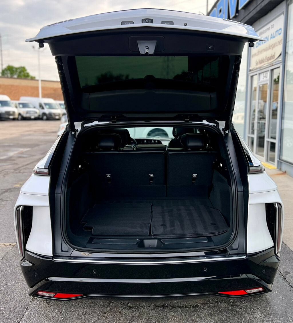 Used 2024 Cadillac Lyriq Luxury AWD/4WD image 8
