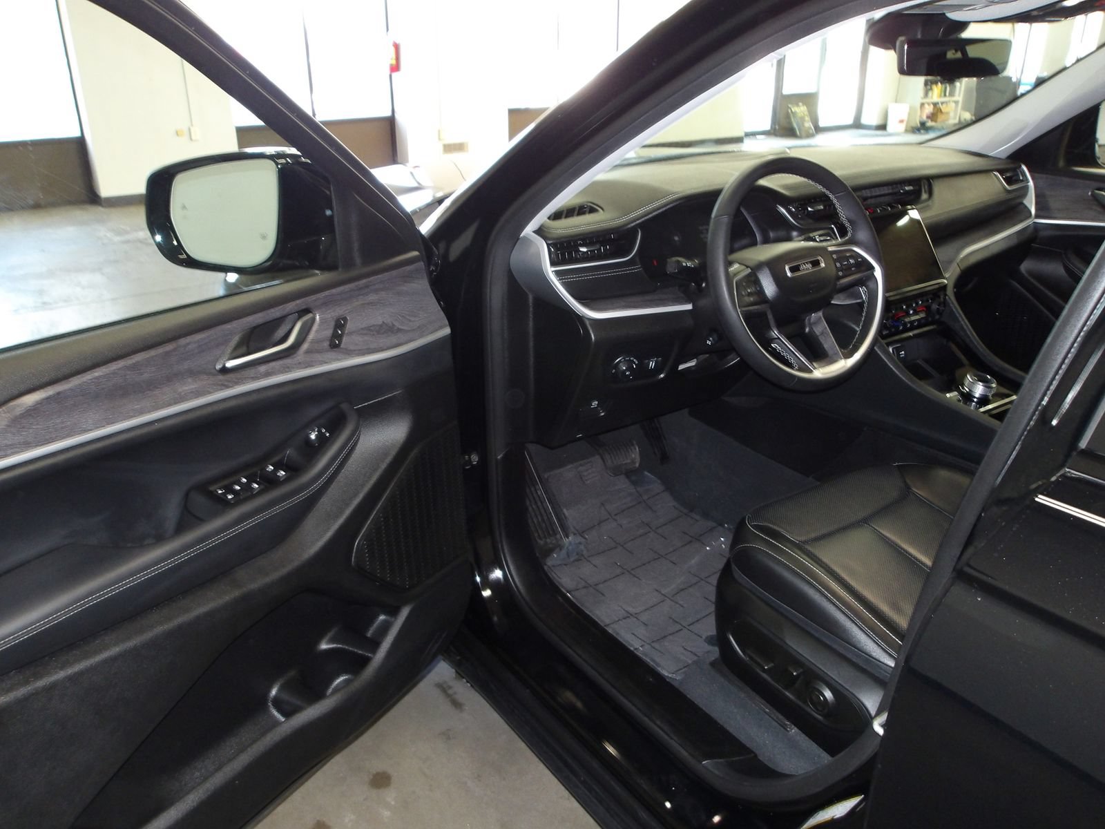 Used 2023 Jeep Grand Cherokee Limited w/ Luxury Tech Group II AWD/4WD image 8