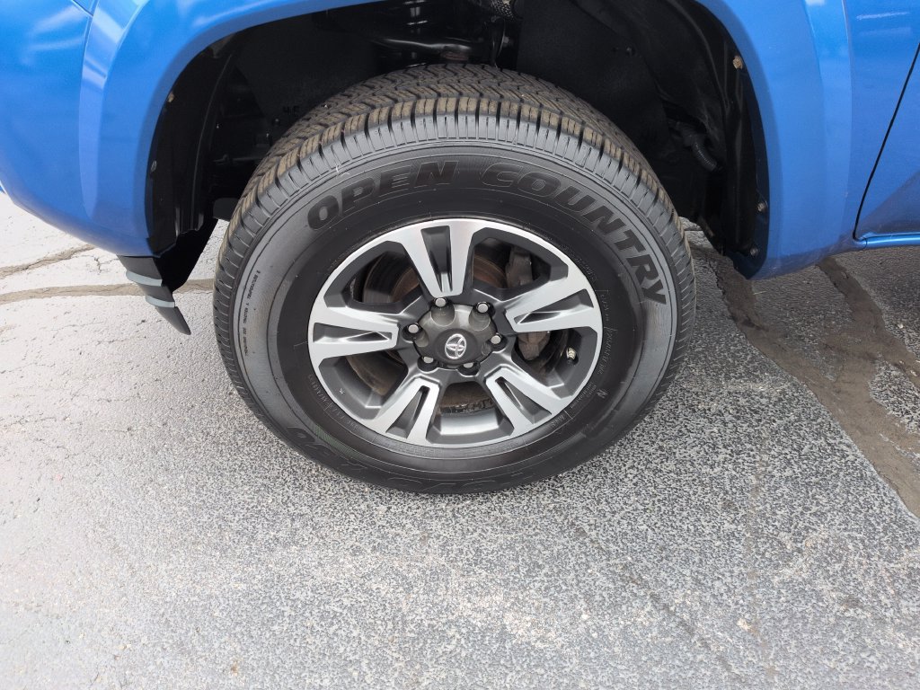Used 2017 Toyota Tacoma TRD Sport AWD/4WD image 27