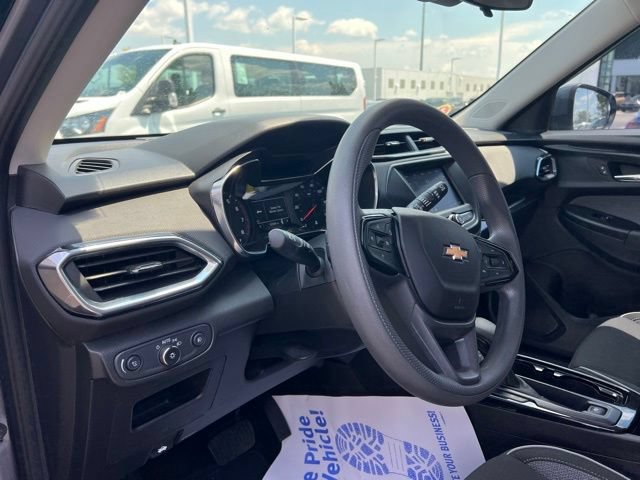 Used 2022 Chevrolet TrailBlazer LT w/ LPO, Blackout Package FWD image 9