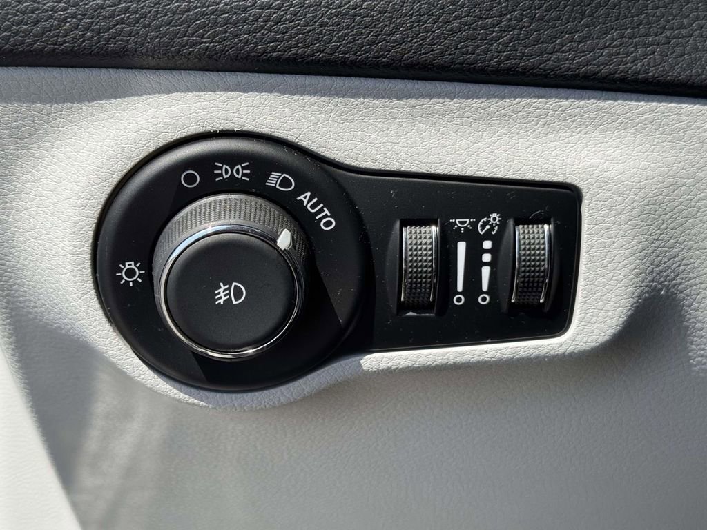 Used 2018 Jeep Compass Latitude w/ Cold Weather Group AWD/4WD image 28