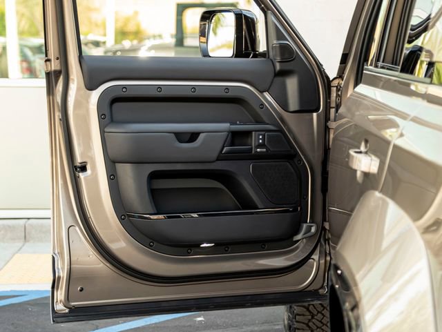 Used 2025 Land Rover Defender 110 AWD/4WD image 13