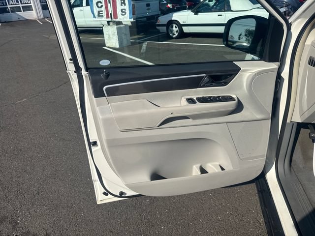 Used 2009 Volkswagen Routan S FWD image 10