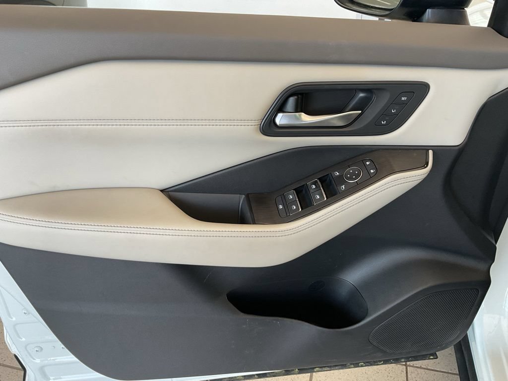 Used 2023 Nissan Rogue SL AWD/4WD image 11