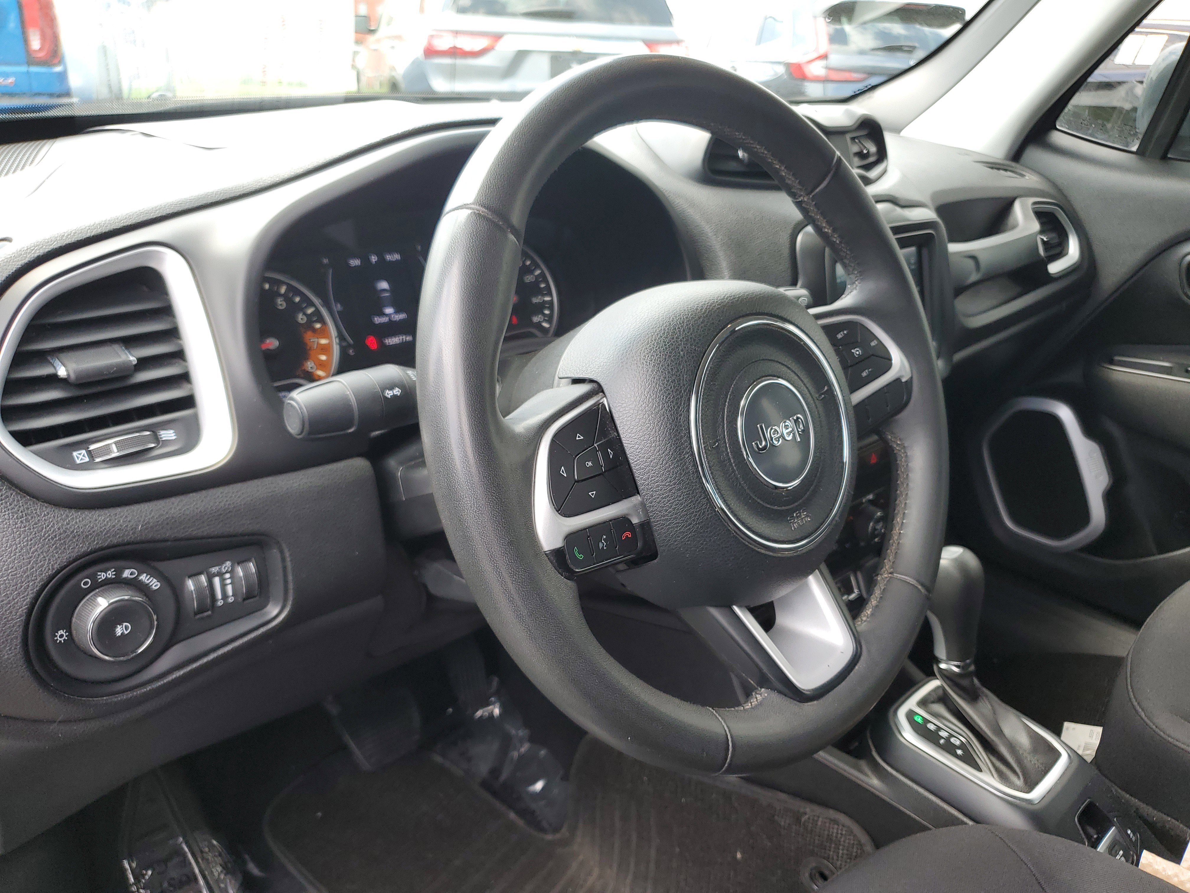 Used 2018 Jeep Renegade Latitude FWD image 16