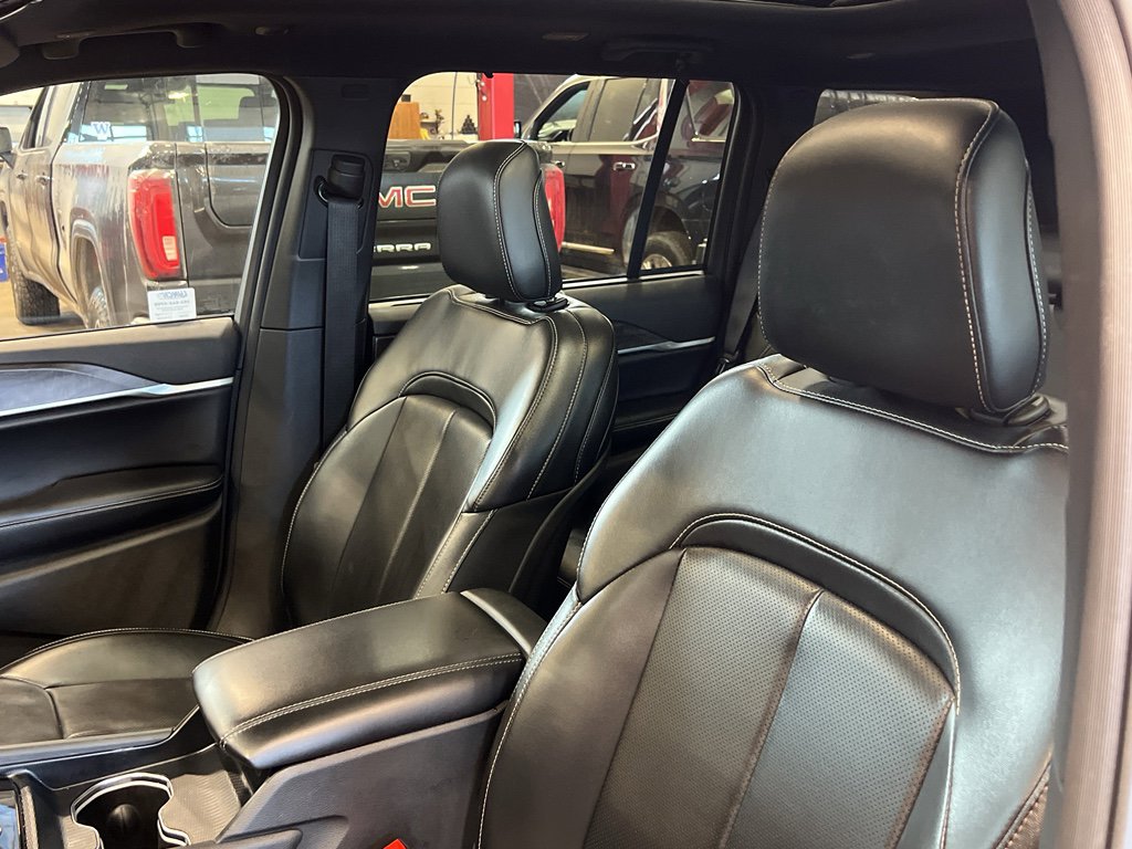 Used 2025 Jeep Grand Cherokee Limited w/ Luxury Tech Group II image 16