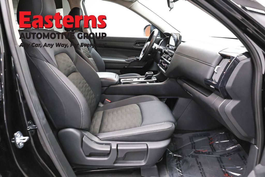 Used 2025 Nissan Pathfinder SV FWD image 25
