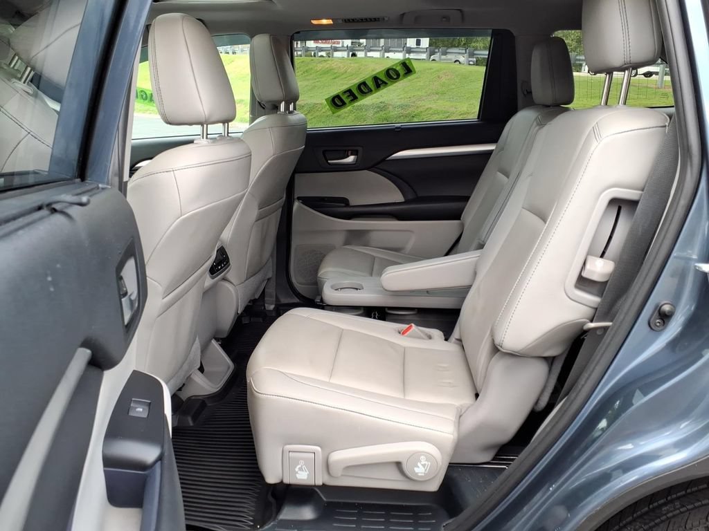 Certified 2019 Toyota Highlander XLE AWD/4WD image 4